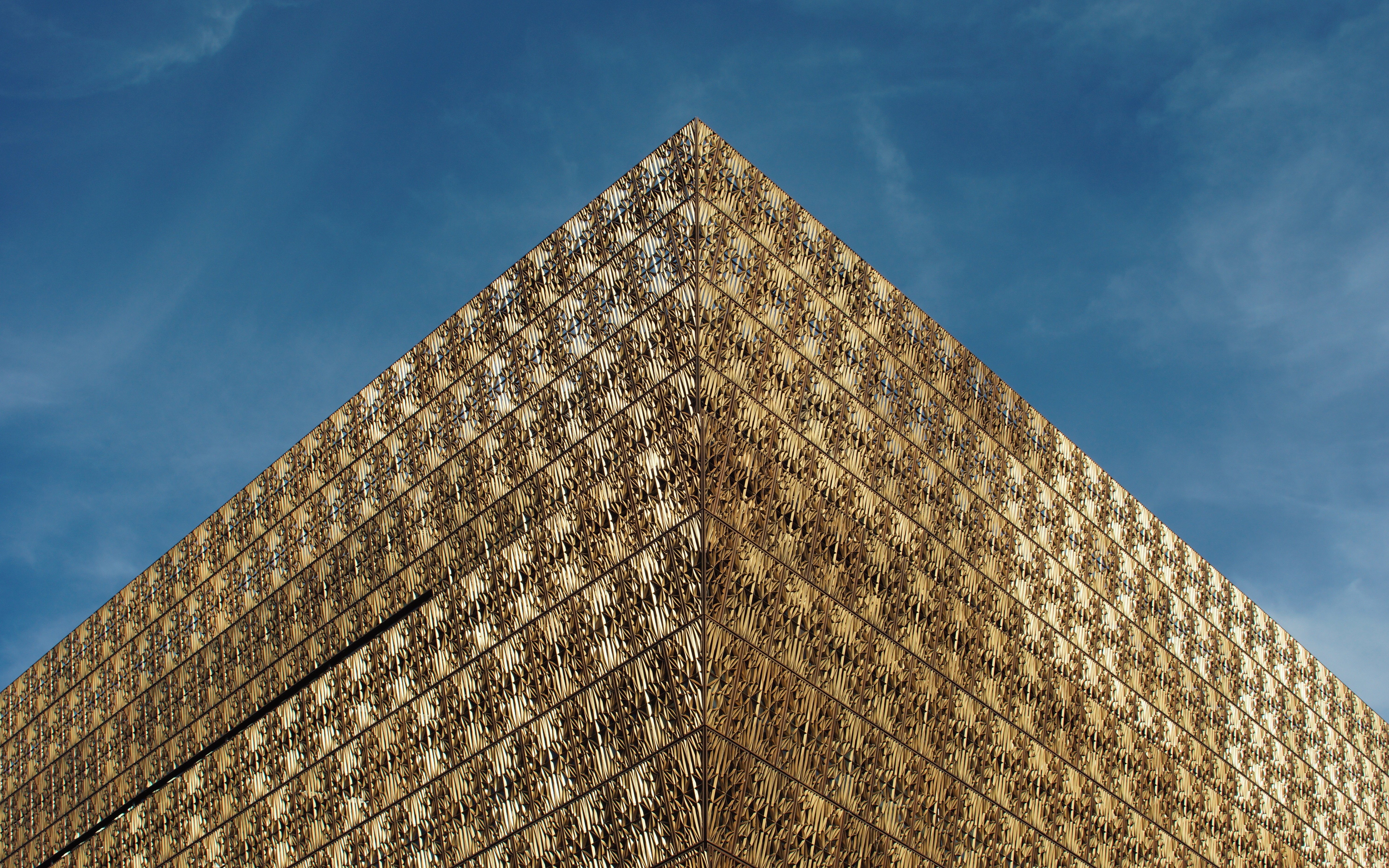 В каком году были построены золотые. Золотая пирамида. Золото в архитектуре. Здания треугольной формы. Архитектура с золотом.